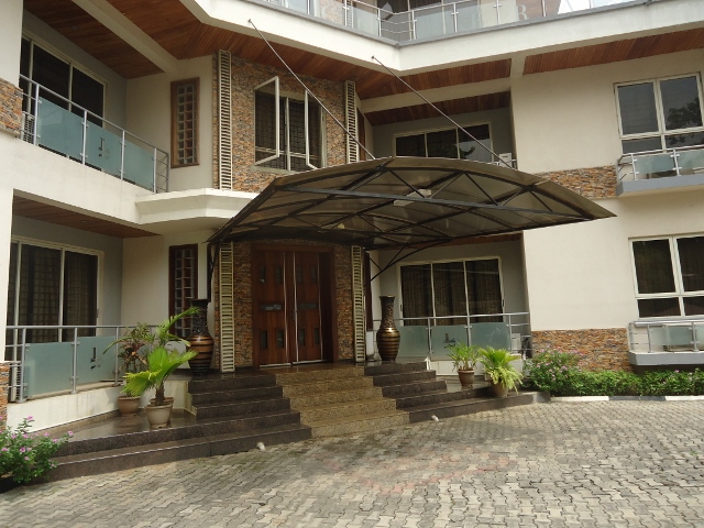 Fully Furnished 3 Bedroom Pent-floor Apartment with Study Room