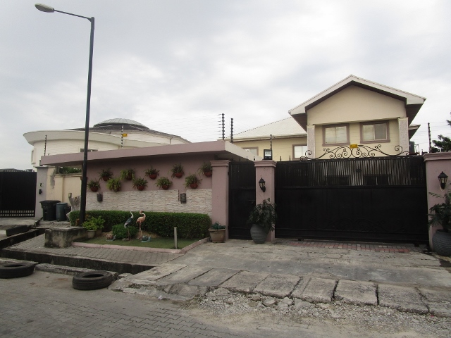 Well Maintained Private 5 Bedroom Detached Duplex on over 1000sqm