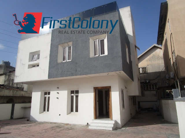 New Private 5 Bedroom Detached Duplex with Swimming Pool